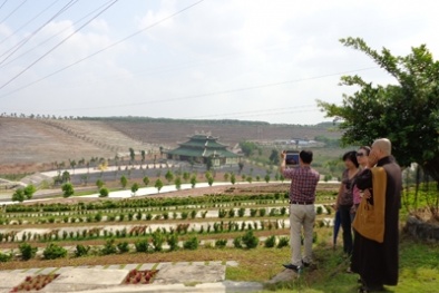 Đại gia sắm đất hậu sự